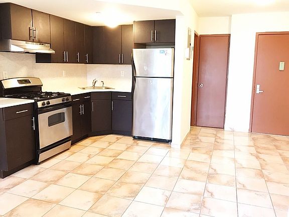 4th image of 2454 37th St APT 2R