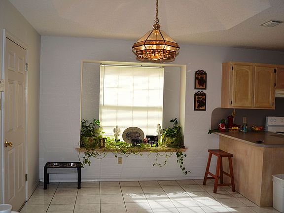 4th image of 2213 Yellow Rose Dr