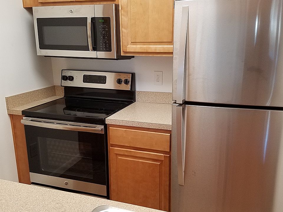 Kitchen - Stove/Microwave/Fridge