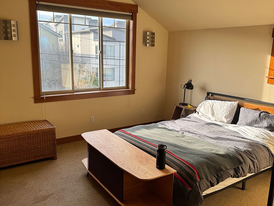 Upstairs primary bedroom