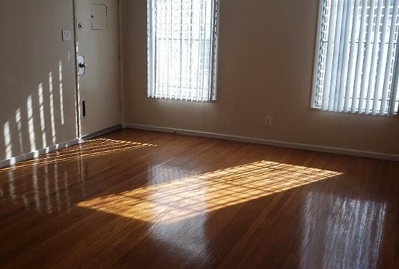 3rd image of 521 N Gardner St