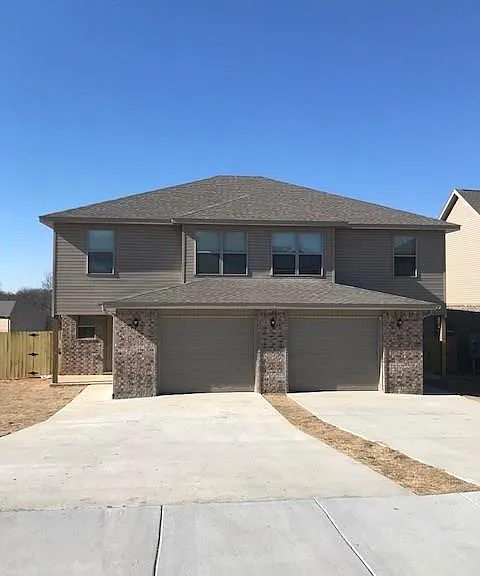 604 SW Loudon Dr #1 — Photo 1
