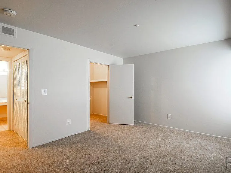 Pointe West Apartments — Photo 8