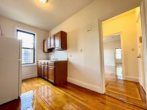 2nd image of 2586 44th St APT B4