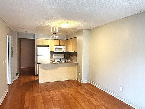 5th image of 763 Bay St Unit 1111