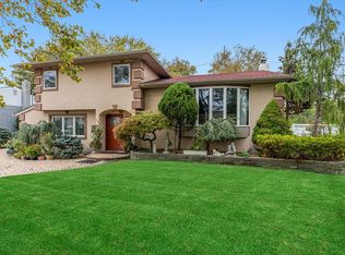 32 Edna Dr, Syosset, NY 11791