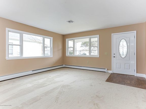 4th image of 72 Pulaski Blvd