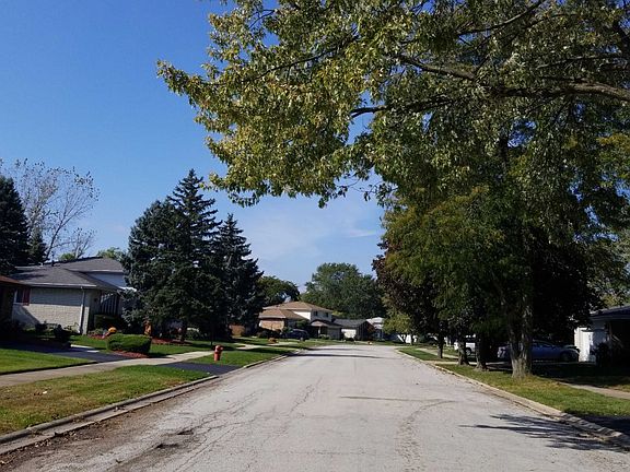 4th image of 715 E 193rd Pl