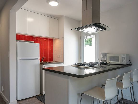 3rd image of 2226 N Catalina St #B