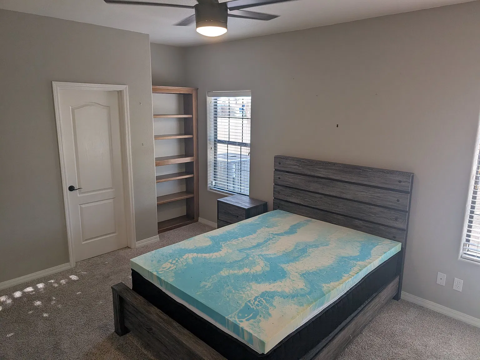 Large bedroom with shared bath. — Photo 2