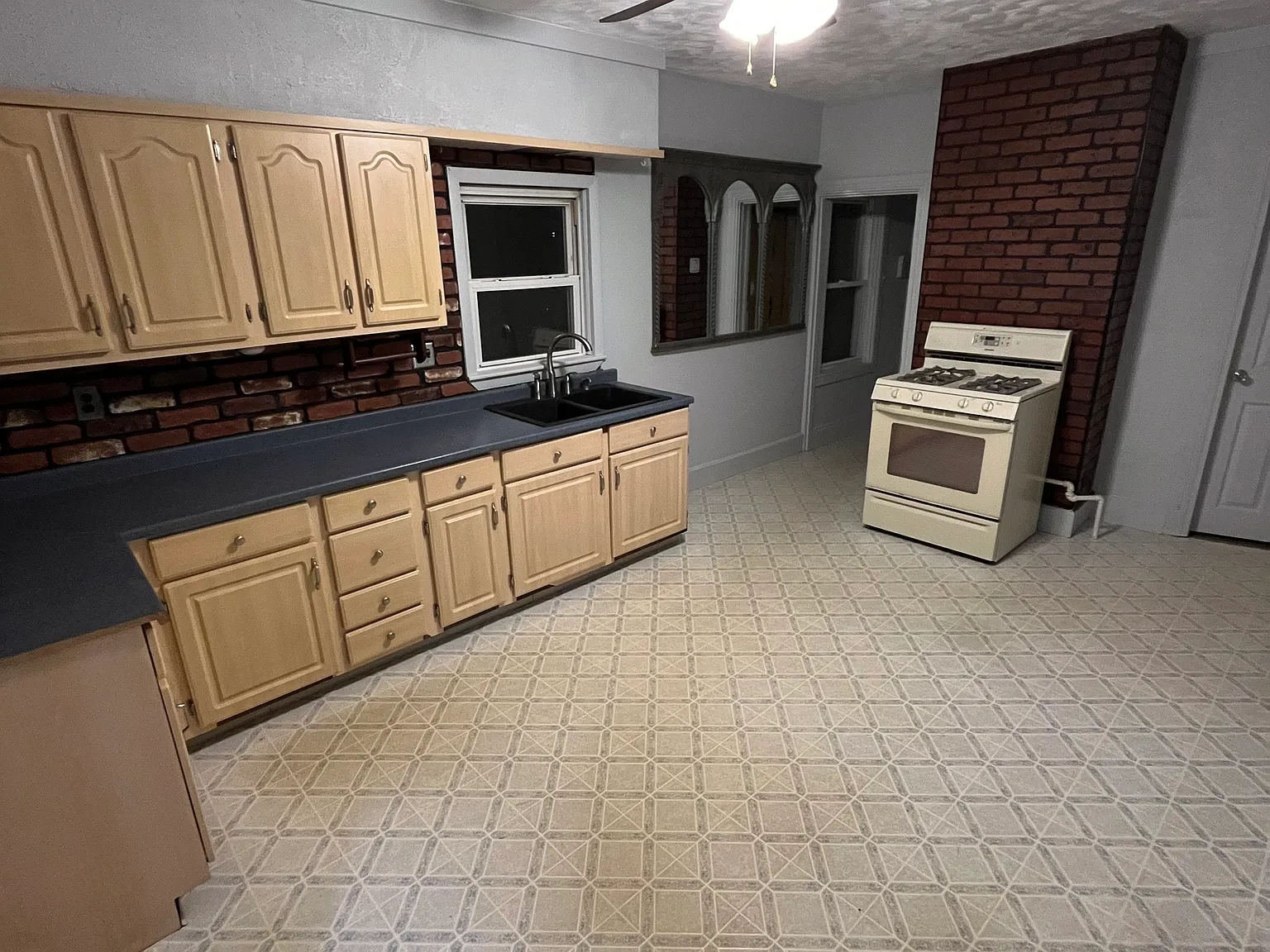 3 bed, 1350 sqft, $2,750 — Photo 3