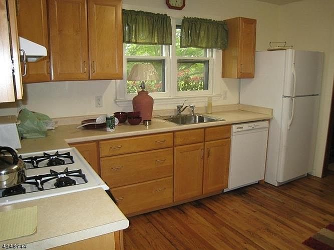 2nd image of 55 Lanning Rd