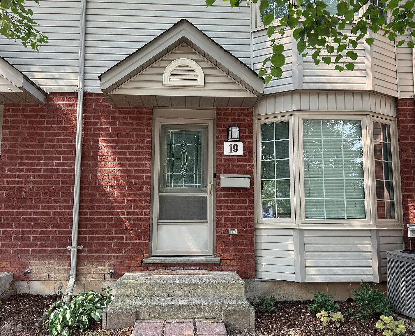 4 bed, $2,400 — Photo 1
