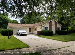 1910 Beacon Hill Dr, Lansing, MI 48906