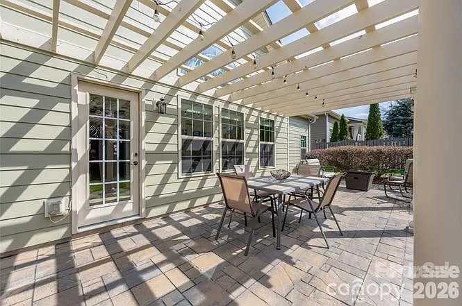 11422 Warfield Ave — Photo 12