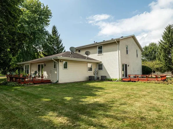 1810 Julen CIRCLE #869 Weslyn Ct, West Bend, WI 53095