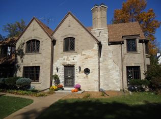 6701 N Lake Dr, Fox Pt, WI 53217