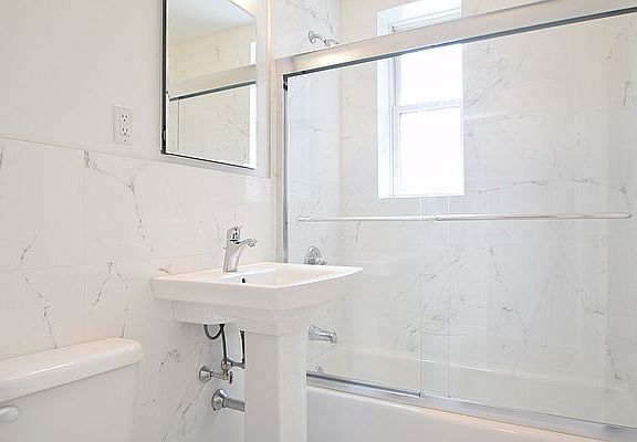 3rd image of 1135 Pelham Pkwy N APT 4H