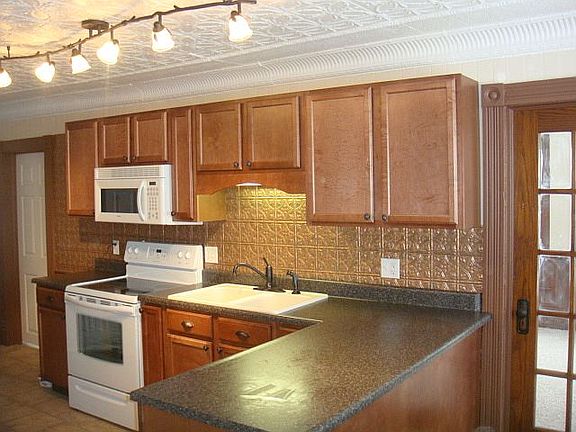 4th image of 214 E Bremer St