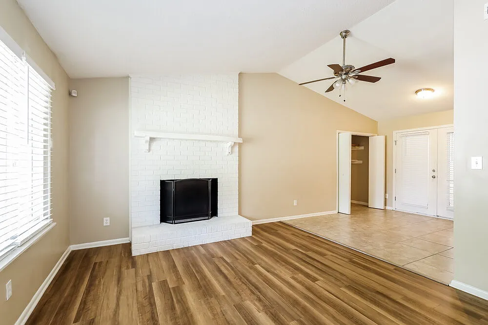 3 bed, 2.0 bath, 1066 sqft, $1,830 — Photo 4