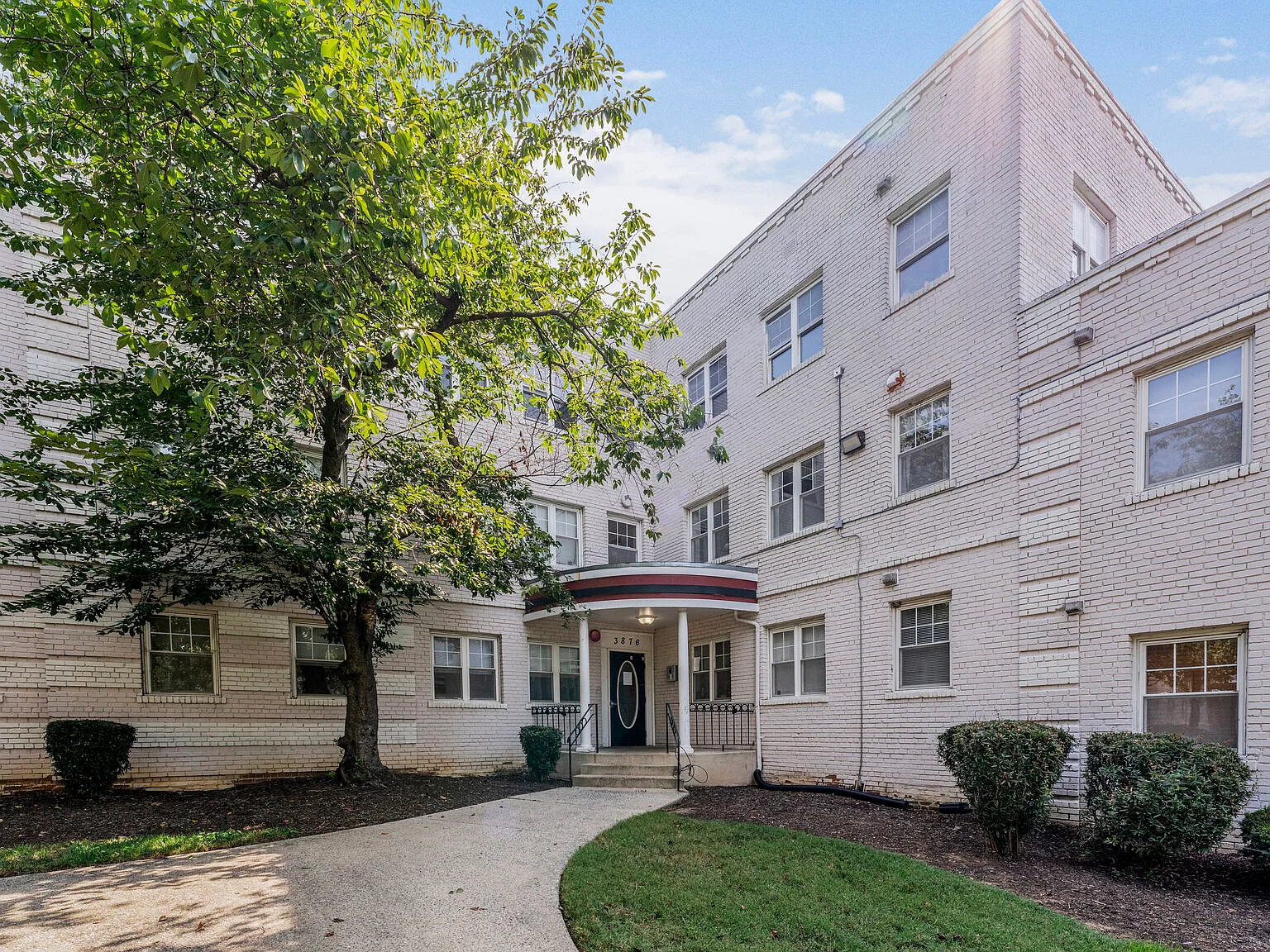 2 bed, 729 sqft, $1,700 — Photo 1