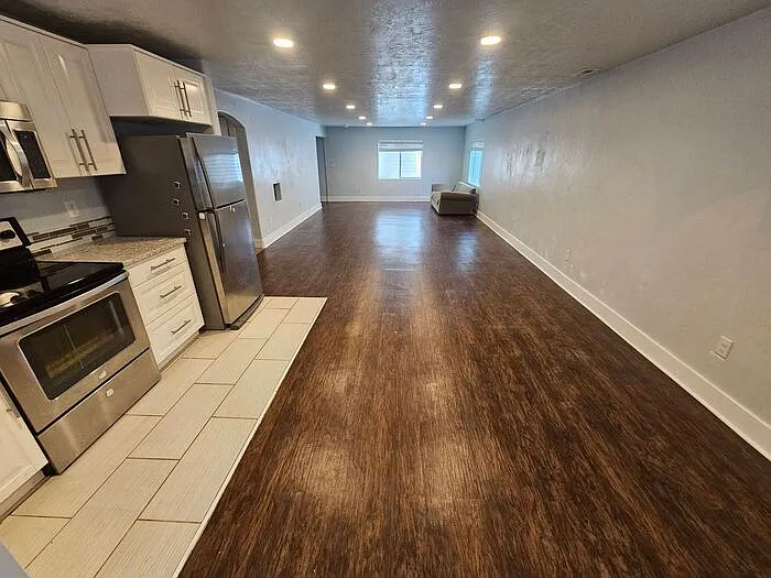 1848 W Woodview Dr — Photo 29