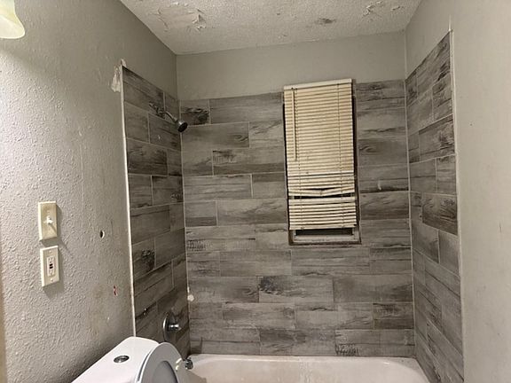 4th image of 1758 Victoria Ave