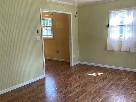 4th image of 32 Oakdale Ave S