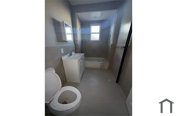 Building Photo - 65 Caroline Ave #2L