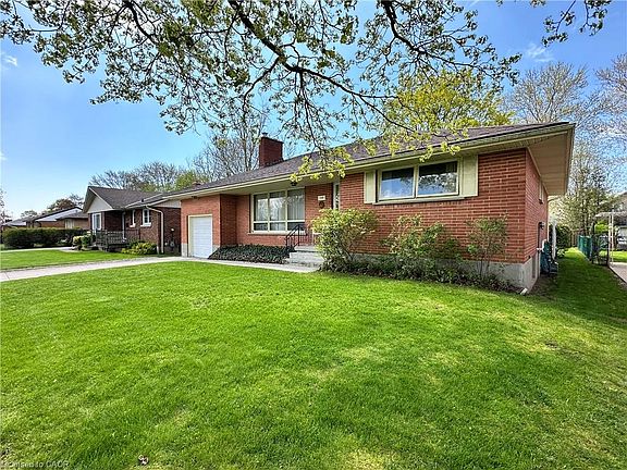 3rd image of 130 Gardiner Ave E