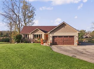216 Falcon Crest Dr, Oakwood, IL 61858