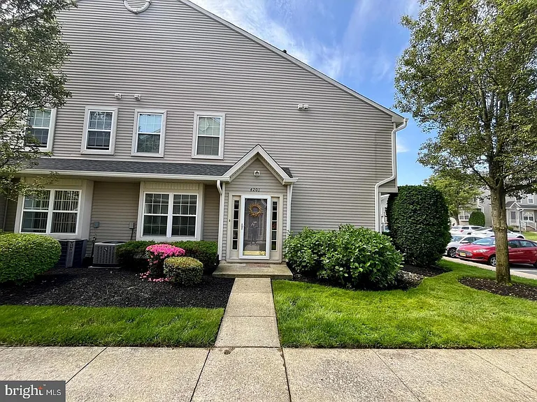 4201 Grenwich Ln — Photo 1