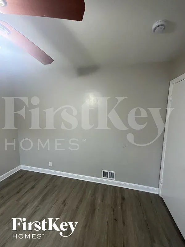 3 bed, 1.0 bath, 1090 sqft, $2,740 — Photo 1