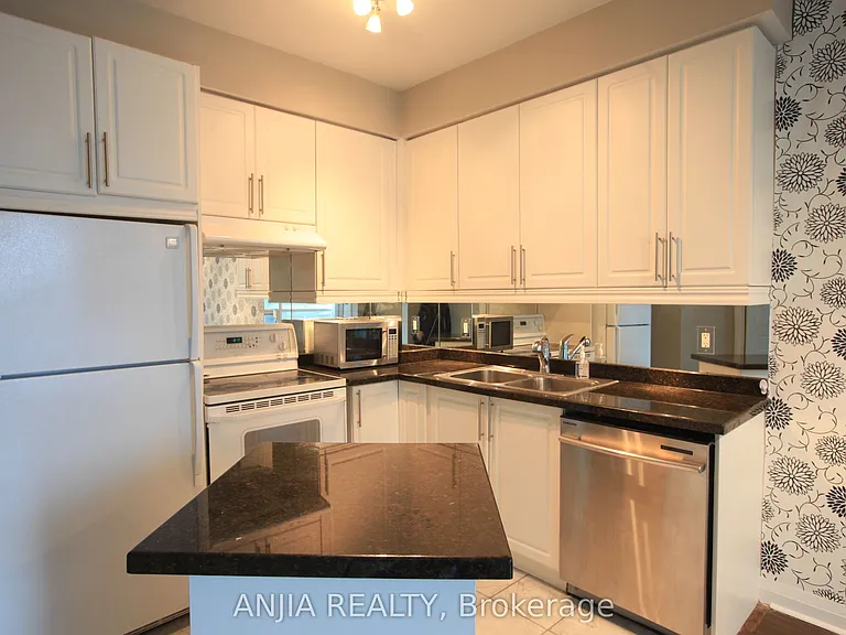 1121 Bay St #805 — Photo 5