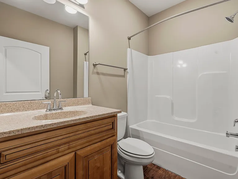 Mount Victor Olde Towne Luxury Apartments — Photo 133