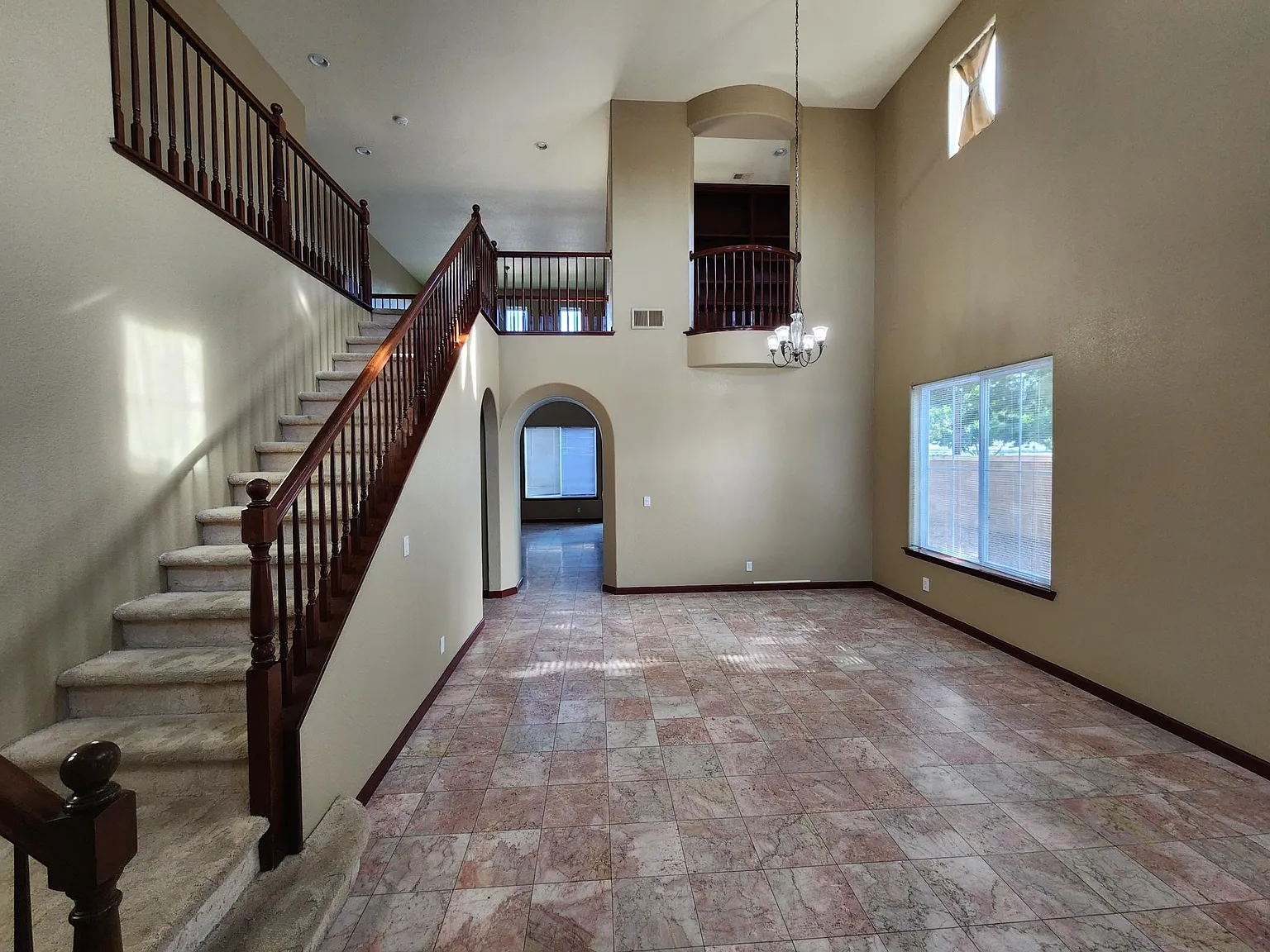 5 bed, 2834 sqft, $2,875 — Photo 3