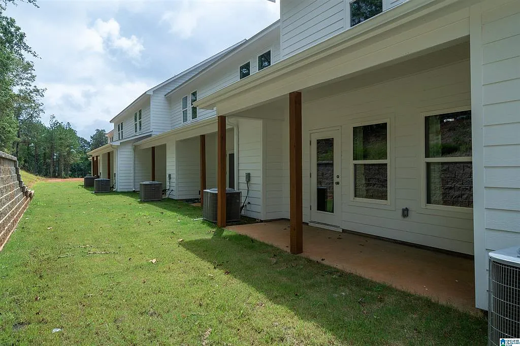 3 bed, 2.5 bath, 1612 sqft, $1,800 — Photo 2