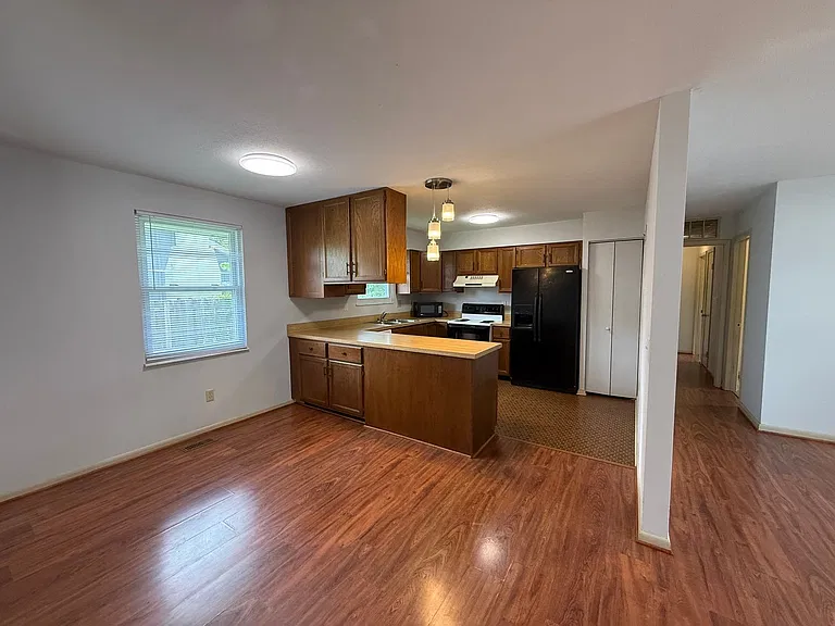 100 Bristol Ct — Photo 5