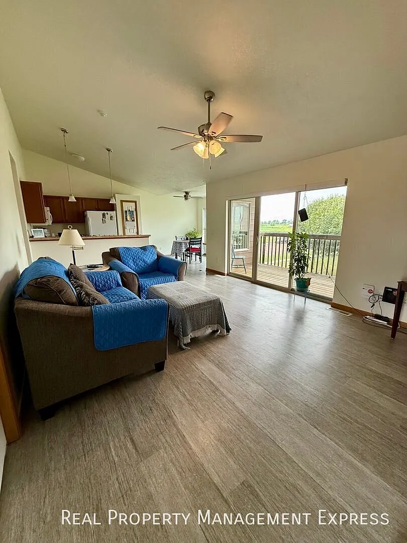 Charming 2 Bed, 1 Bath Condo — Photo 1