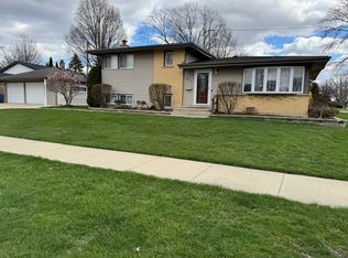 801 E Greenwood Dr, Mount Prospect, IL 60056