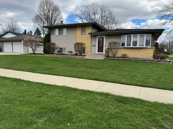 801 E Greenwood Dr, Mount Prospect, IL 60056