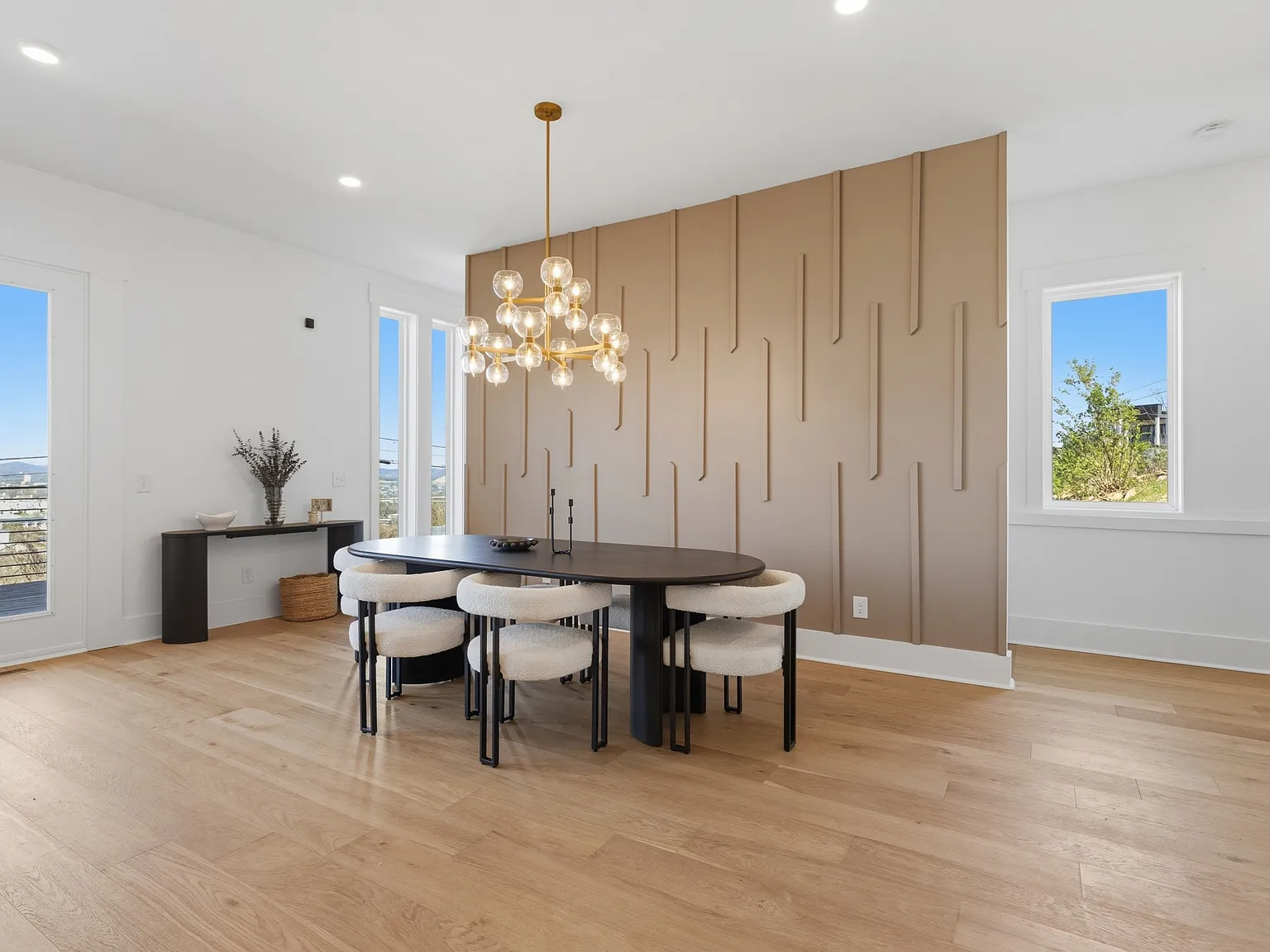 4 bed, 3145 sqft, $8,500 — Photo 2