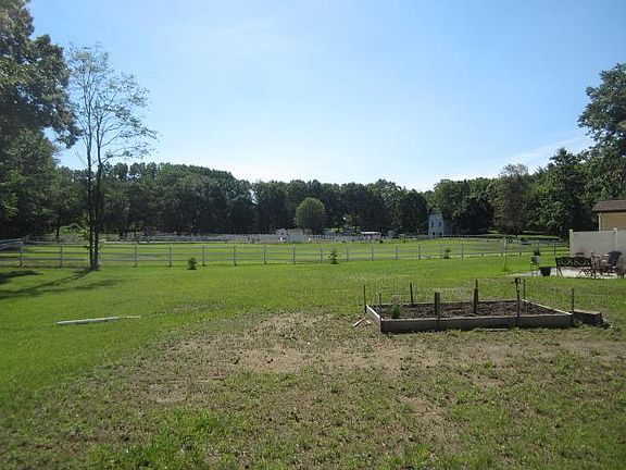 5th image of 204 Forest Ln
