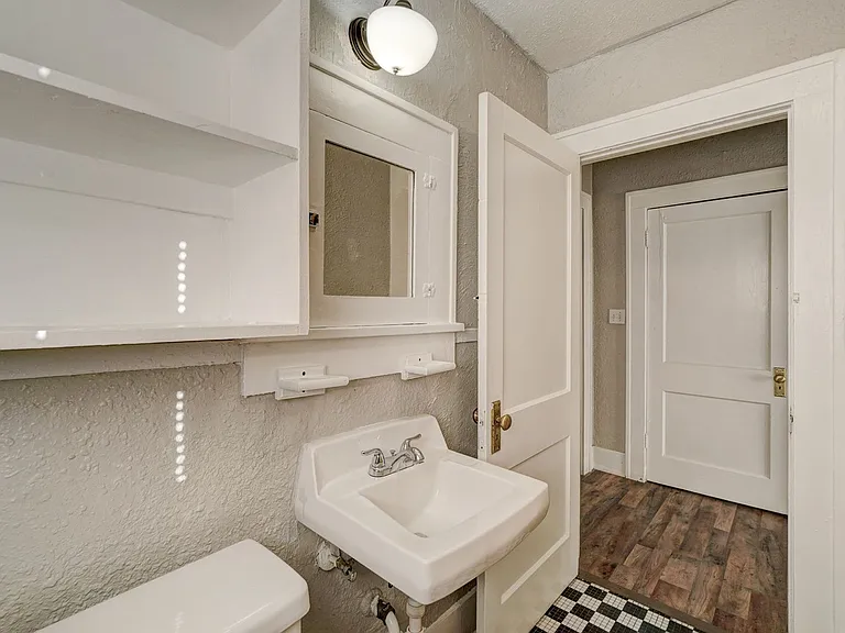 406 SW 23rd St — Photo 8