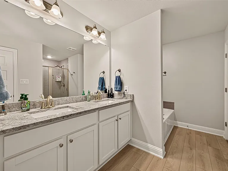 2605 Golden Palms Ln — Photo 33