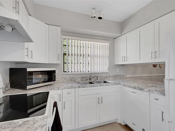 4th image of 646 SE 12th Ct APT 17