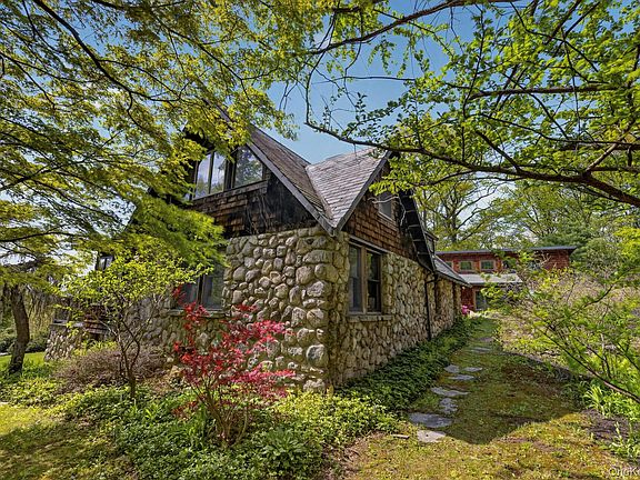 3rd image of 20 Fort Defiance Hill Road