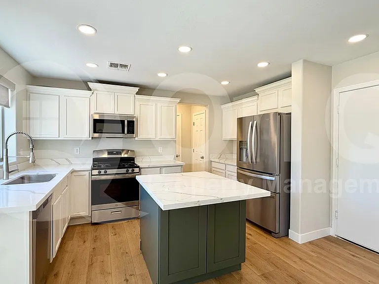 2901 N Daisy Dr — Photo 3