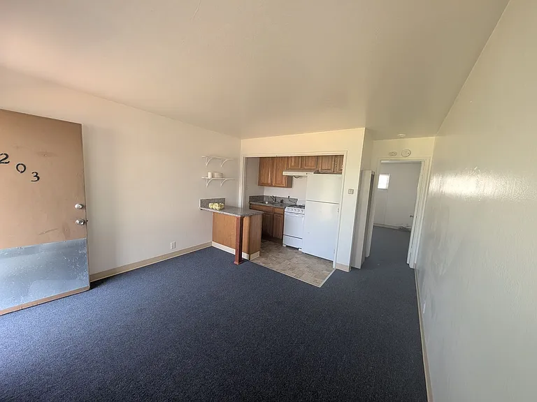 Comfortable one bedroom unit, convenient location to shopping and transportation — Photo 3