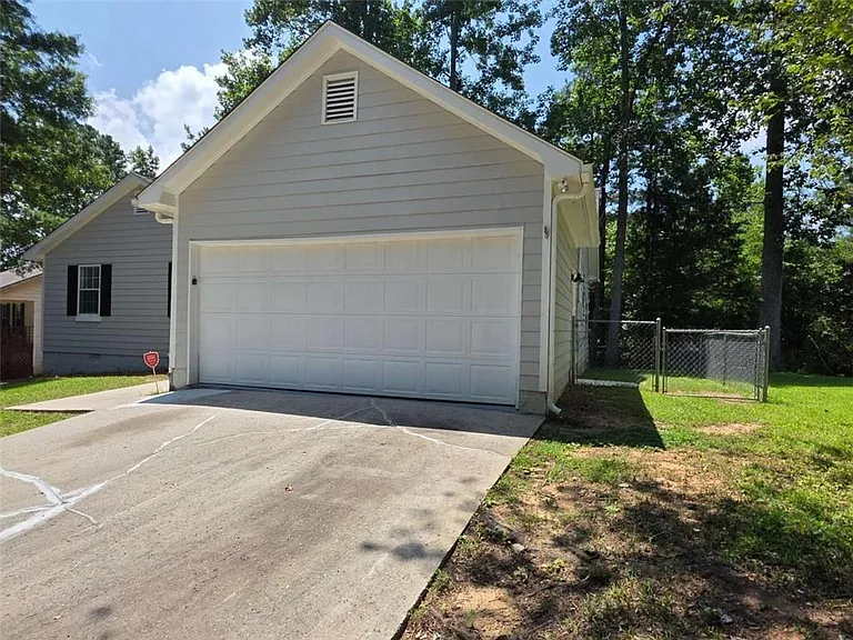 232 Hampton Dr — Photo 2